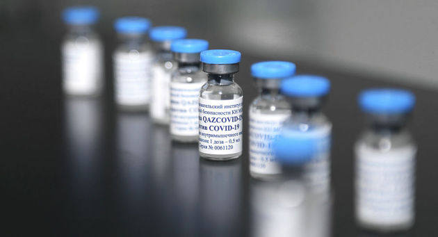 С конвейера казахстанского НИИ сошла первая партия вакцины QazVac