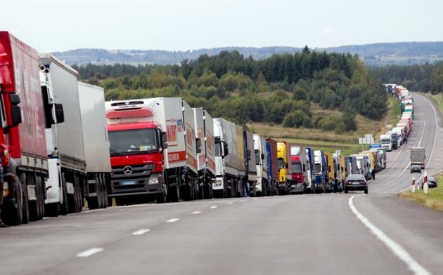 На границе Казахстана с Россией скопились более 350 грузовиков