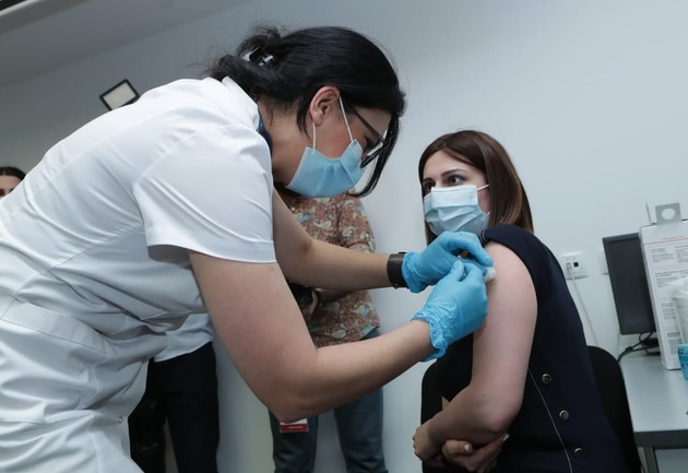 Армянский министр здравоохранения привилась от коронавируса