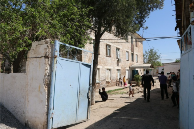 Власти решили отремонтировать общежитие вместо установки огромного флага в Узбекистане