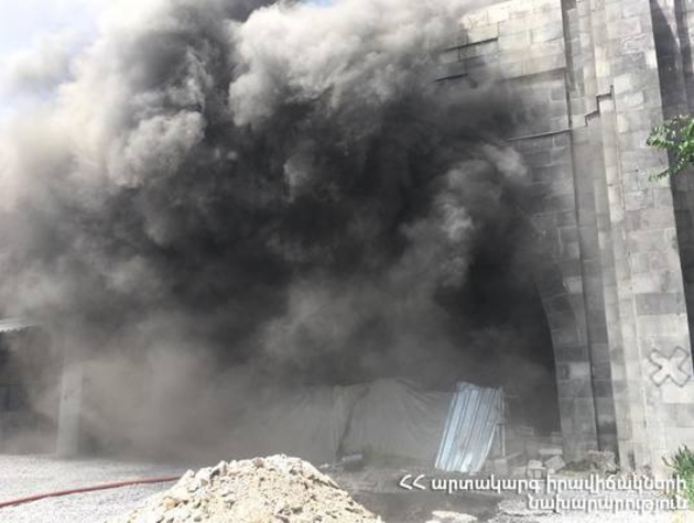 Пожарные пострадали при тушении проводов в Ереване (ВИДЕО)