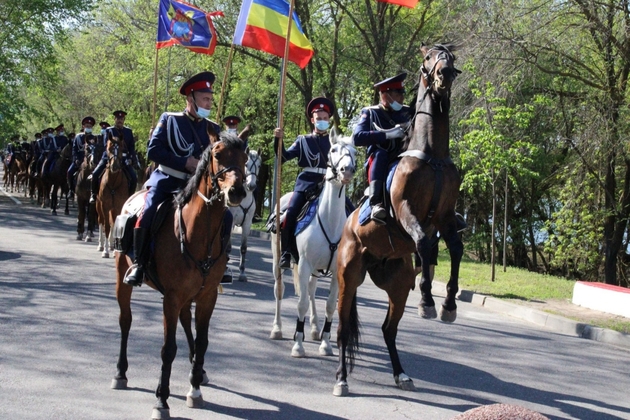 Донские казаки отправились в конный переход в честь 76-летия Победы