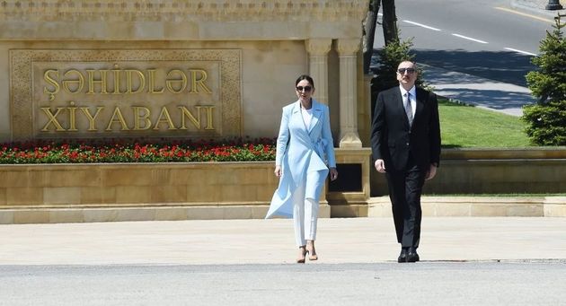 Президент Азербайджана и первая леди почтили память героев войны