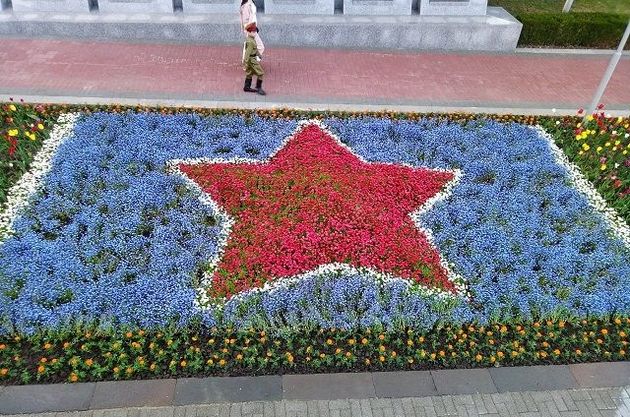 Клумбы Ставрополя украсили экспозиции из цветов ко Дню Победы