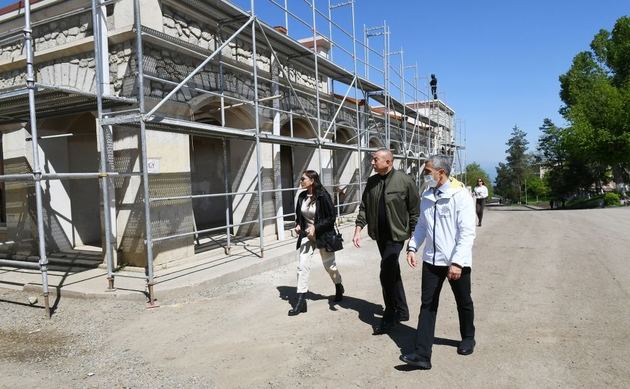 Ильхам Алиев и Мехрибан Алиева осмотрели ряд объектов в Шуше (ФОТО)