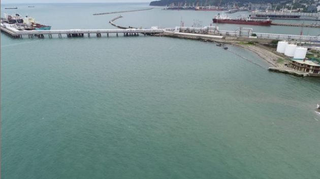 Названа причина появления нефтепродуктов в Черном море у Туапсе
