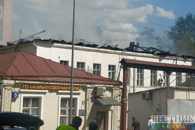 Заброшенное здание горит на площади в сотни метров в Москве (ЭКСКЛЮЗИВНЫЕ ФОТО, ВИДЕО)
