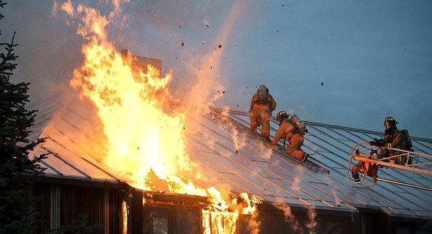 Огнеборцы тушили крышу офисного здания в Нур-Султане
