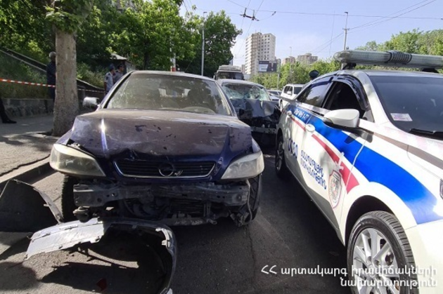 СМИ: водитель врезался в троллейбус, двух пешеходов, иномарку и полицейскую машину в Ереване