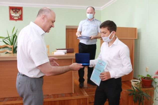 Спасший тонувшего ребенка юноша получил награду МВД Дагестана