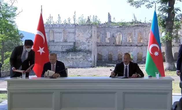 Президенты Азербайджана и Турции подписали Шушинскую декларацию