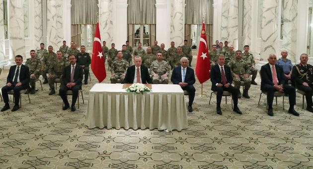 Эрдоган провел встречу с турецкими военными в Агдаме