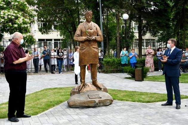 В центре Аксая открыли памятник донским медикам