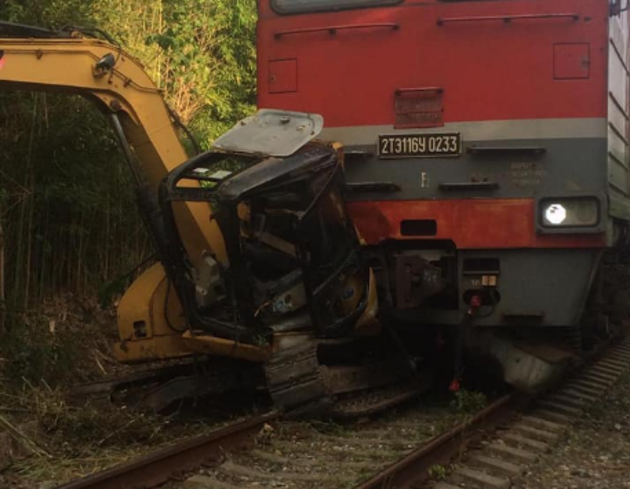 Поезд из Москвы протаранил трактор в Абхазии (ФОТО)