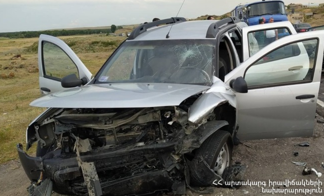 Двое погибли, четверо ранены в столкновении двух машин в Армении