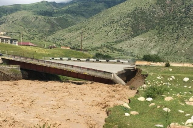 Ливни сокрушили мост через реку Кубань в Карачаево-Черкесии