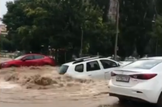 Порыв водопровода стал причиной подтопления целой улицы в Ростове