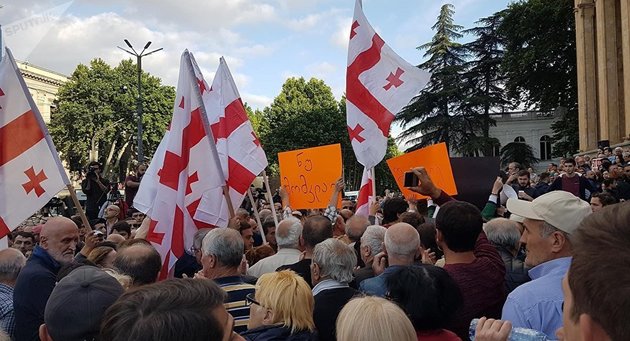 Журналисты Батуми собрались на молчаливой акции протеста