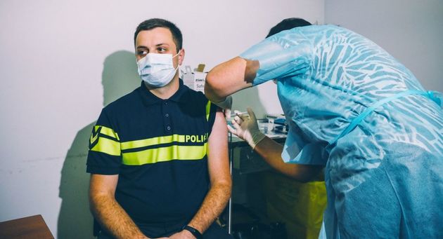 В Грузии привились от коронавируса более 10 тыс полицейских