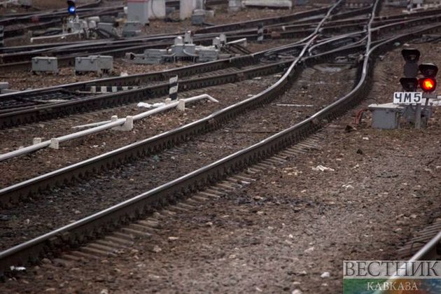 Нетрезвый опоздавший пассажир едва не погиб под поездом в Жамбылской области