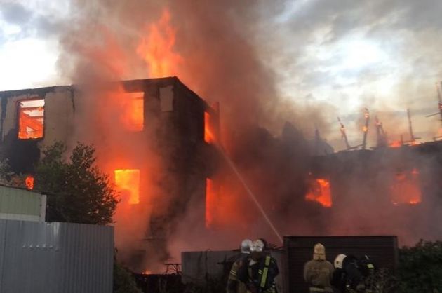 Ростовские пожарные всю ночь тушили особняк в центре города