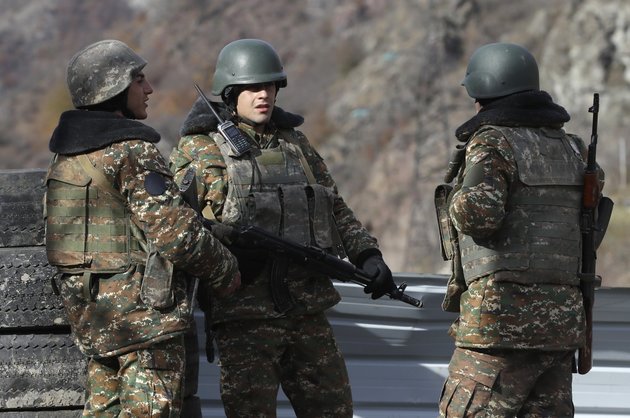 Армянские боевики около села Чарактар в оккупированном районе Нагорного Карабаха на новой границе с Кельбаджарским районом, переданном Азербайджану 25 ноября 2020 года

