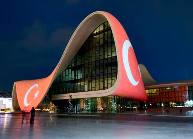 Центр Гейдара Алиева осветил флаг Турции