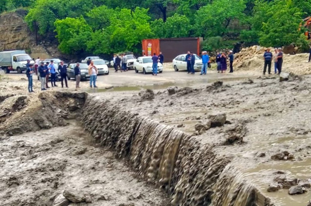 Сель в Дагестане унес в реку машину с людьми