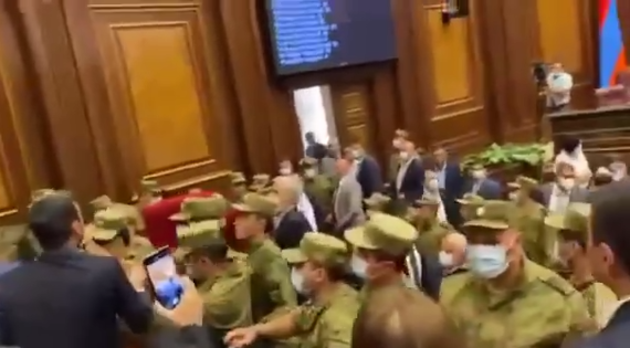 Охрана и оппозиция подрались в парламенте Армении (ВИДЕО)