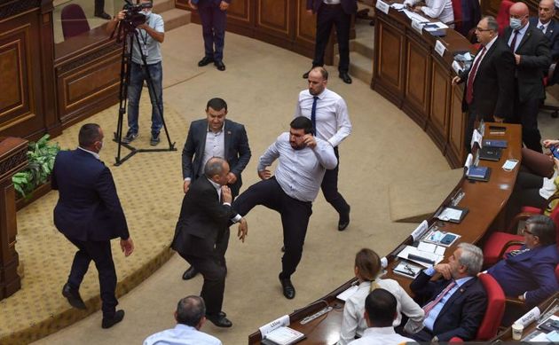Армянские парламентарии все же сошлись в рукопашной