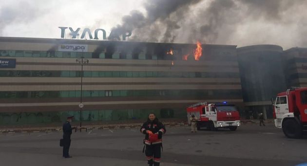 В столице Казахстана пылал крупный торговый центр