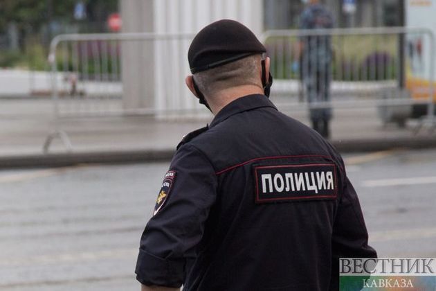 В Сочи турист примотал себя скотчем к автомобилю и был арестован