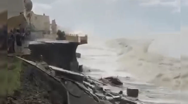 Разбушевавшийся шторм расправился с частью набережной в Сочи