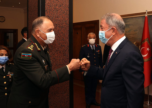 Начальник Генштаба ВС Азербайджана провел встречу с главой Минобороны Турции