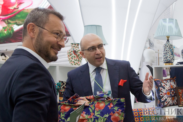 Азербайджанские ковры и текстиль на выставке в Москве (фоторепортаж)