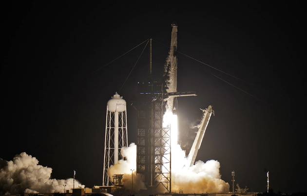 SpaceX вывела в космос Crew Dragon с гражданским экипажем
