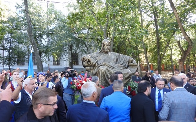 В Харькове открыли памятник азербайджанскому поэту Низами Гянджеви
