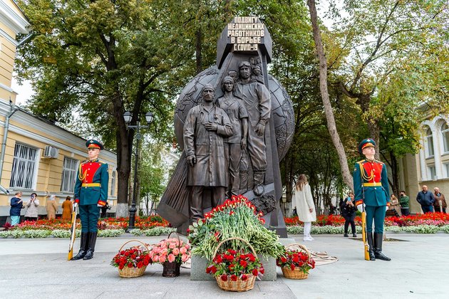 Памятник врачам-борцам с пандемией открыли в Москве