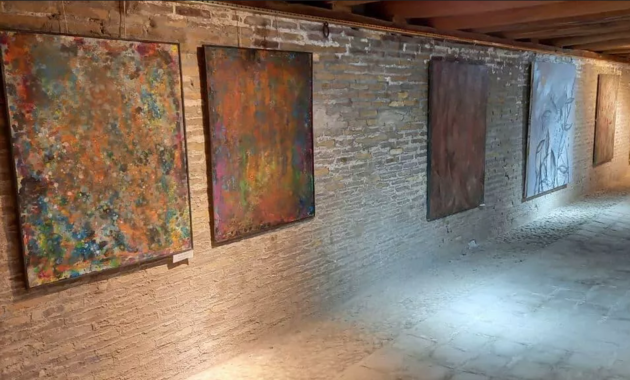 Выставка абстрактной живописи открылась в Бухаре