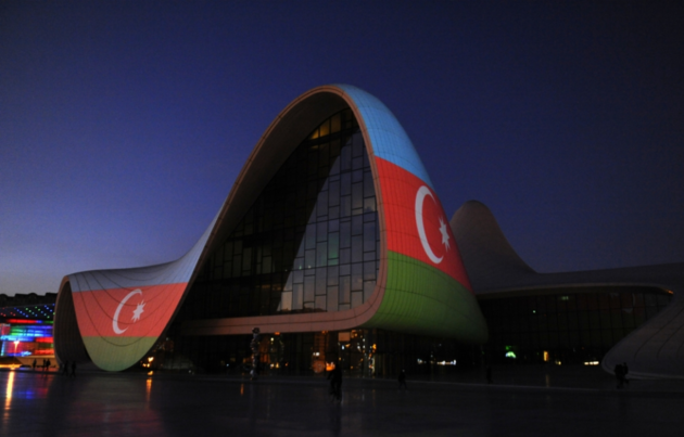 Центр Гейдара Алиева осветили в цвета азербайджанского флага в Баку (ФОТО)