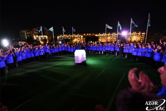 Тысячи небесных фонариков выпустили в Баку в память о шехидах (ФОТО)