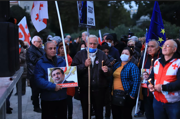 Несколько сотен человек вышли в Тбилиси требовать освобождения Саакашвили