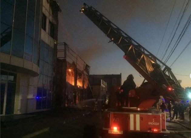 Магазин горит более чем на 1 тысяче кв м в Адыгее