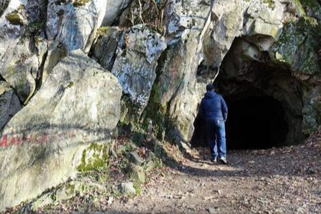 Вандалы разрисовали вход в пещеру южного Деда Мороза в Железноводске 