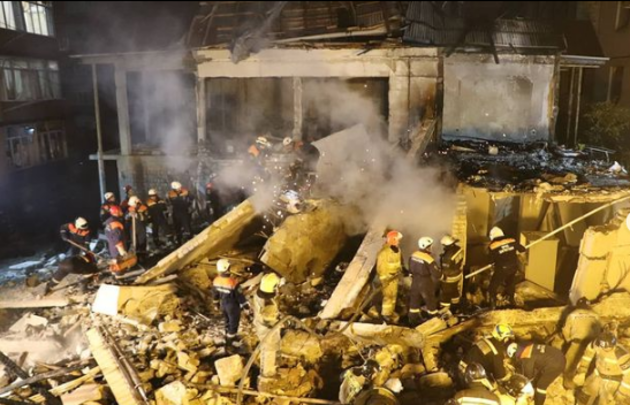 Пожар, начавшийся после взрыва в частном доме, потушили в Махачкале (ФОТО)