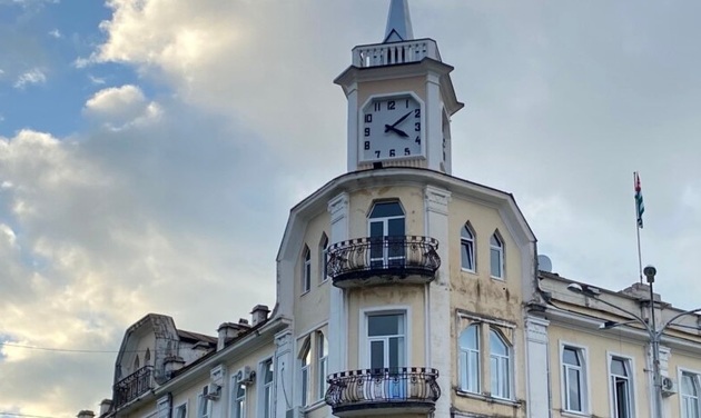 Старинные часы Сухума встали на ремонт
