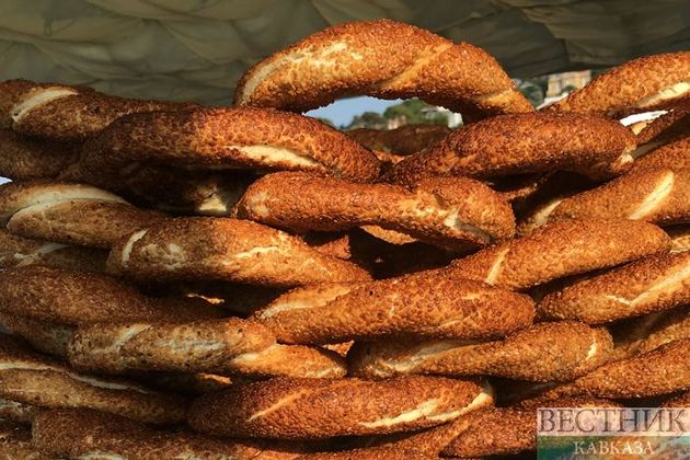 Глава Стамбула подверг критике очереди за дешевым хлебом