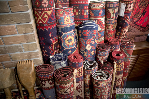 Азербайджанские ковры на берегу Caspian