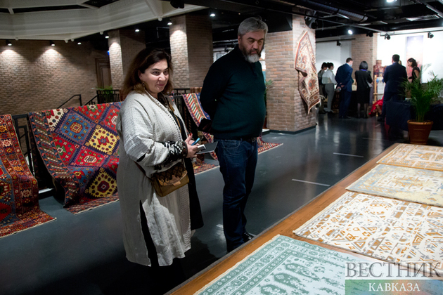 Азербайджанские ковры на берегу Caspian