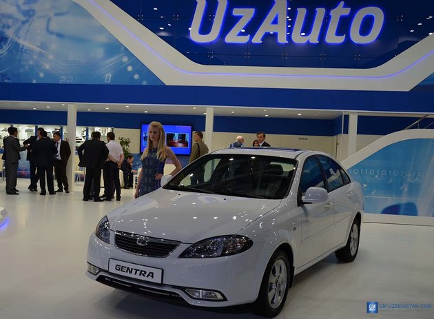 Женщина года в Узбекистане получила от президента автомобиль